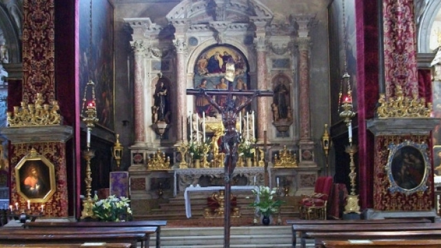 Donne islamiche con il velo sputano sul crocifisso