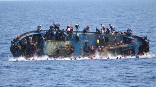 Migranti: le immagini di un naufragio a largo delle coste italiane.