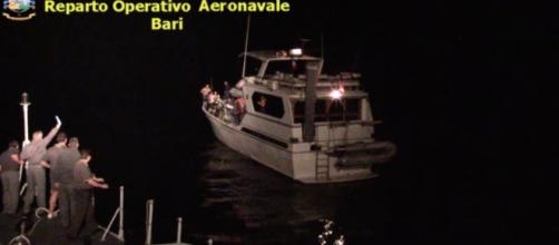 Il barcone dei migranti avvistato dall'equipaggio del ROAN della Guardia di Finanza