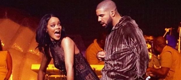 Casal deu beijo em show em Miami Casal deu beijo em show em Miami