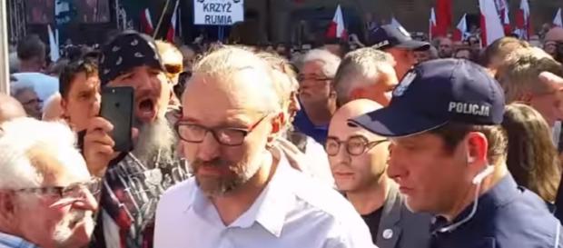 Działacze KOD-u wyprowadzeni z pobgrzebu Działacze KOD-u wyprowadzeni z pobgrzebu