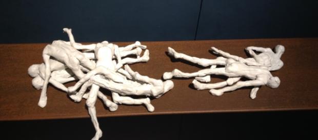 Esculturas a escala de figuras antopomórficas en cada rincón del Museo de Bellas Artes Esculturas a escala de figuras antopomórficas en cada rincón del Museo de Bellas Artes