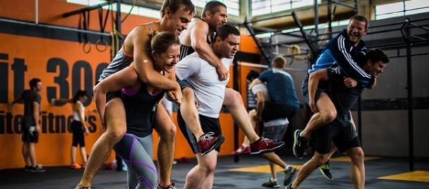 Las dinamicas en los ejercicios de Crossfit promueven la integración y participación entre los atletas Las dinamicas en los ejercicios de Crossfit promueven la integración y participación entre los atletas
