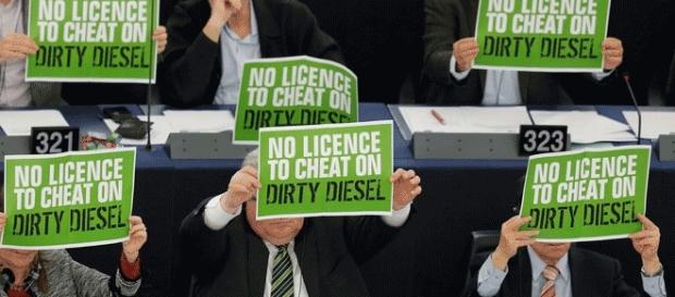 Les parlementaires écologistes européens ont protesté contre les fraudes aux émissions des véhicules diesel Les parlementaires écologistes européens ont protesté contre les fraudes aux émissions des véhicules diesel
