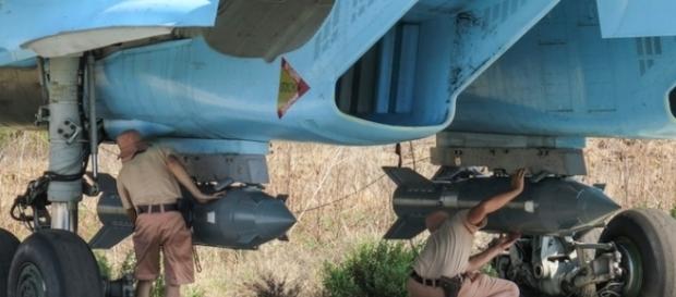 Podwieszanie naprowadzanych rosyjską nawigacją satelitarną GLONASS bomb typu K-500 pod Su-34 w Syrii. Foto: MO FR, CC B-Y 4.0 Podwieszanie naprowadzanych rosyjską nawigacją satelitarną GLONASS bomb typu K-500 pod Su-34 w Syrii. Foto: MO FR, CC B-Y 4.0