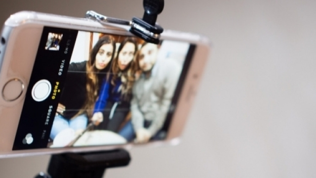 Panico a New york per un tizio che tronca i bastoni da selfie dei turisti.