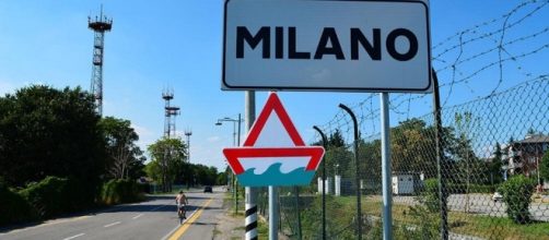 In moto a tre e senza casco, il video girato Milano diventa virale.