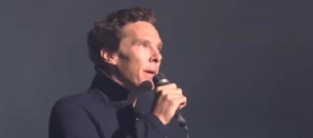 Benedict Cumberbatch sul palco con David Gilmour, ex-Pink Floyd, per 'Comfortably Numb' - Credits: David Gilmour YouTube channel (screenshot) Benedict Cumberbatch sul palco con David Gilmour, ex-Pink Floyd, per 'Comfortably Numb' - Credits: David Gilmour YouTube channel (screenshot)