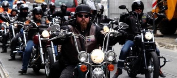 Contre le harcèlement d'enfants, un groupe de bikers escorte des ... - lareleveetlapeste.fr Contre le harcèlement d'enfants, un groupe de bikers escorte des ... - lareleveetlapeste.fr