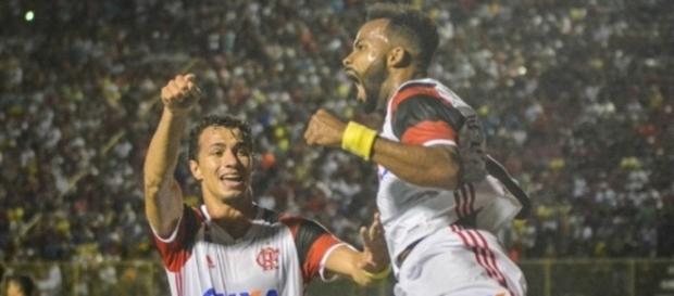Fernandinho marcou o primeiro do Flamengo de cabeça Fernandinho marcou o primeiro do Flamengo de cabeça