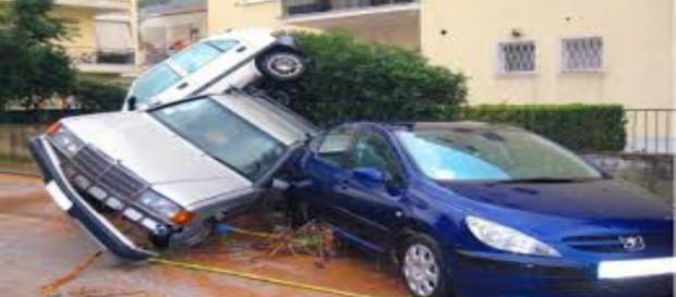 Macchine distrutte dall'alluvione in Grecia. Macchine distrutte dall'alluvione in Grecia.