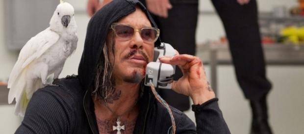 Mickey Rourke: volto gonfio e sospetto tupet per l'attore pugile Mickey Rourke: volto gonfio e sospetto tupet per l'attore pugile