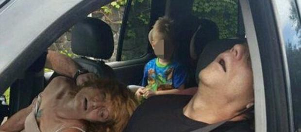 Polícia encontrou casal desmaiado por causa de overdose de heroína. Polícia encontrou casal desmaiado por causa de overdose de heroína.