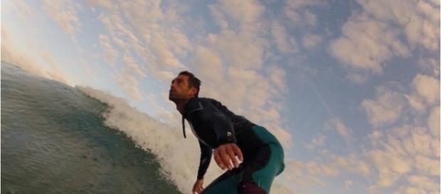Pratique du surf, substituer une jambe amputée par une prothèse pour surf Pratique du surf, substituer une jambe amputée par une prothèse pour surf