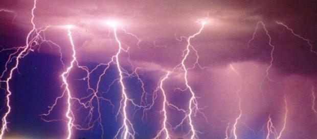 Roma, fulmine colpisce 2 uomini alla Garbatella Roma, fulmine colpisce 2 uomini alla Garbatella