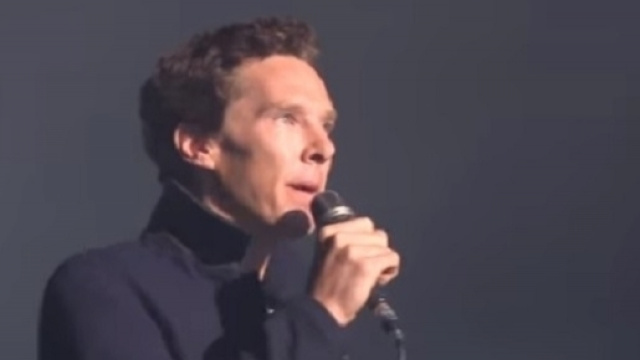 Benedict Cumberbatch sul palco con David Gilmour, ex-Pink Floyd, per 'Comfortably Numb' - Credits: David Gilmour YouTube channel (screenshot)