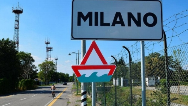 In moto a tre e senza casco, il video girato Milano diventa virale.