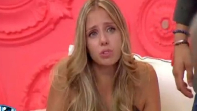 Julien fait souffrir Ana&iuml;s dans la Maison des Secrets