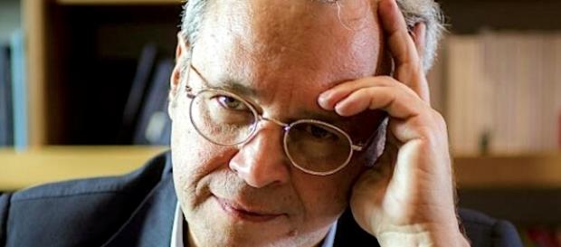 Enrico Mentana, dal 2010 è il direttore del TG di La7. Enrico Mentana, dal 2010 è il direttore del TG di La7.