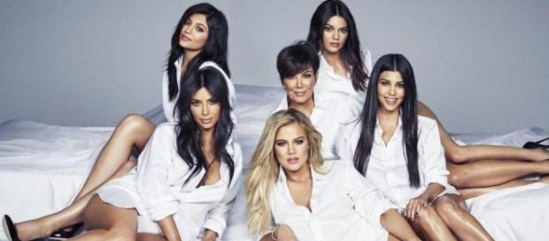Família Kardashian: Kris, Kourtney, Kim, Khloé, Kendall, Kylie. Família Kardashian: Kris, Kourtney, Kim, Khloé, Kendall, Kylie.