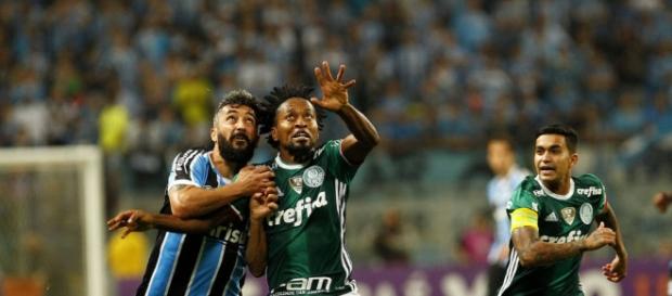 Palmeiras empata e volta a ser líder isolado no Brasileirão Palmeiras empata e volta a ser líder isolado no Brasileirão