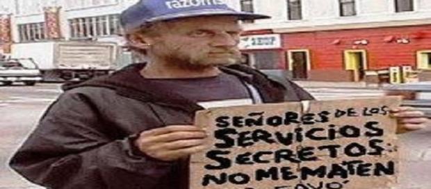 Mendigo pidiendo a los servicios secretos que no le maten. Mendigo pidiendo a los servicios secretos que no le maten.