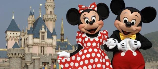 Minnie e Mickey; ao fundo, o castelo da Cinderela Minnie e Mickey; ao fundo, o castelo da Cinderela
