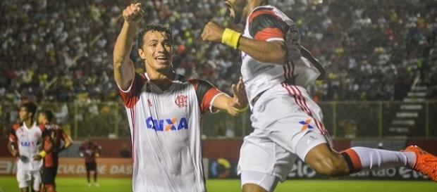 Revenciado por Leandro Damião, Fernandinho abriu o caminho da vitória do Flamengo em Salvador (Foto: Globoesporte) Revenciado por Leandro Damião, Fernandinho abriu o caminho da vitória do Flamengo em Salvador (Foto: Globoesporte)