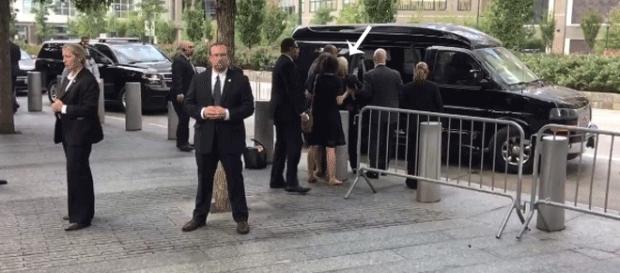 Très entourée, Hillary Clinton est évacuée des abords de Ground Zero lors des commémorations du 11 sept. 2001 Très entourée, Hillary Clinton est évacuée des abords de Ground Zero lors des commémorations du 11 sept. 2001
