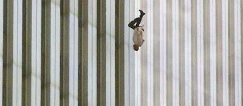 La historia de 'The Falling Man', una de las fotografías más ... - elperiodicoextremadura.com