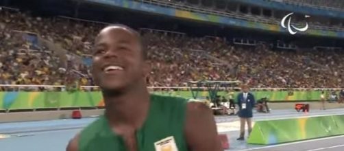 Athletics | Men's 200m - T42 Final | Rio 2016 Paralympic Games. / Photo screencap via Paralympicgames Youtube.com