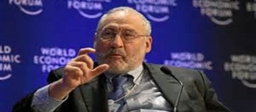 Il Premio Nobel per l'economia Stiglitz durante una conferenza al World Ecomonic Forum