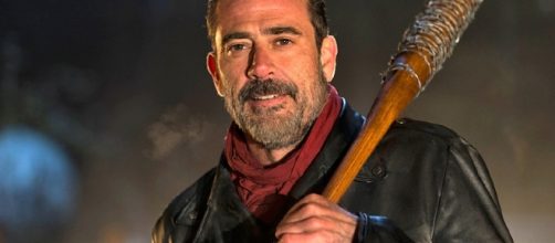 Negan e Lucille. Negan è interpretato da Jeffrey Dean Morgan