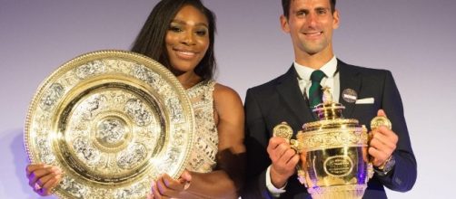 Serena Williams e Novak Djokovic con i trofei di Wimbledon