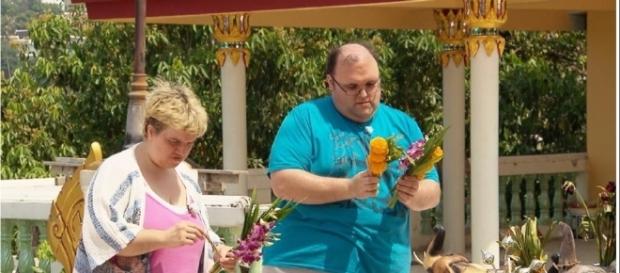Beate und Ingo besuchen einen buddhistischen Tempel in Thailand Beate und Ingo besuchen einen buddhistischen Tempel in Thailand