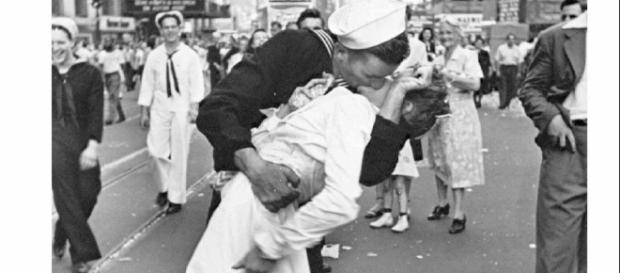 Foto da ex-enfermeira norte-americana Greta Friedman sendo beijada pelo marinheiro George Mendonsa Foto da ex-enfermeira norte-americana Greta Friedman sendo beijada pelo marinheiro George Mendonsa