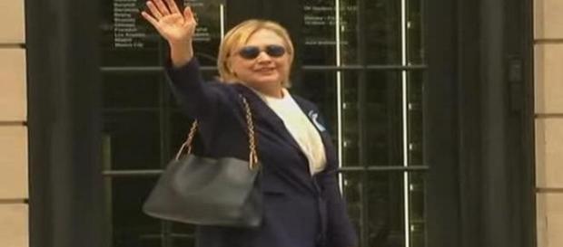 Hillary Clinton salutând mulțimea la scurt timp după colapsul suferit în timpul ceremoniilor de comemorare a victimelor atentatelor din 11 septembrie Hillary Clinton salutând mulțimea la scurt timp după colapsul suferit în timpul ceremoniilor de comemorare a victimelor atentatelor din 11 septembrie