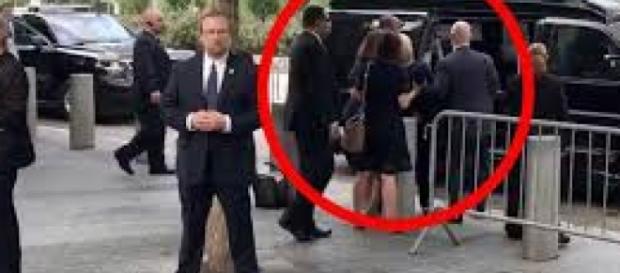 Il malore di Hillary Clinton: ecco le teorie del complotto sulla vicenda. Il malore di Hillary Clinton: ecco le teorie del complotto sulla vicenda.
