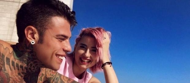 Il rapper Fedez mentre discute con Greta Il rapper Fedez mentre discute con Greta