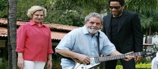 Lula posa para foto com guitarra de Kravitz Lula posa para foto com guitarra de Kravitz