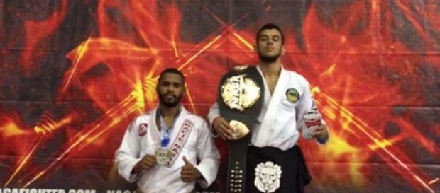 Mathews conquistou o seu primeiro cinturão na categoria peso leve pelo NAGA. Mathews conquistou o seu primeiro cinturão na categoria peso leve pelo NAGA.