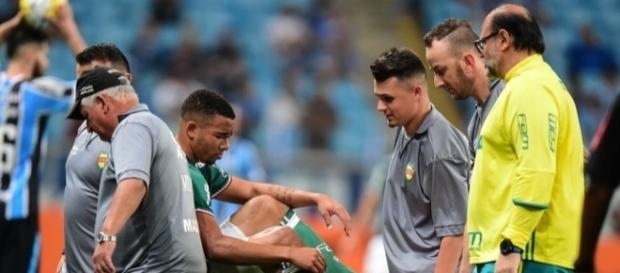 Observado pelo médico Rubens Sampaio, Gabriel Jesus deixa Arena do Grêmio com dores na virilha (Foto: Futura Press) Observado pelo médico Rubens Sampaio, Gabriel Jesus deixa Arena do Grêmio com dores na virilha (Foto: Futura Press)