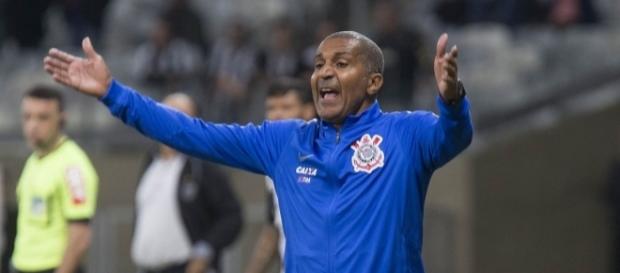 Torcida do Corinthians quer a saída do técnico Cristóvão Borges. Torcida do Corinthians quer a saída do técnico Cristóvão Borges.