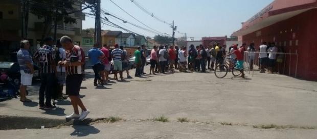 Tricolores ormam longas filas em busca de ingressos para confronto diante do Atlético-MG em Édson Passos (Foto: Renan Mafra/Fut Rio) Tricolores ormam longas filas em busca de ingressos para confronto diante do Atlético-MG em Édson Passos (Foto: Renan Mafra/Fut Rio)