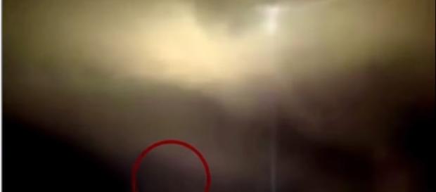 Ufo nel mezzo di un tornato il video diffuso su Facebook Ufo nel mezzo di un tornato il video diffuso su Facebook