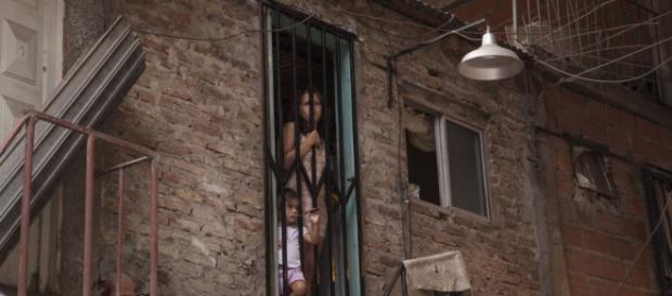 Una mujer con su hijo en Villa 31 Una mujer con su hijo en Villa 31