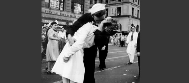 V-J Day es una de las imágnes más reconocidas del la historia del siglo XX V-J Day es una de las imágnes más reconocidas del la historia del siglo XX