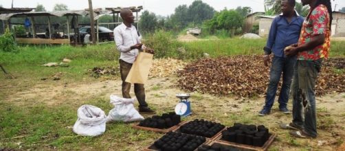 Cameroun : Nandou Tenkeu Müller présente le charbon écologique issu du recyclage d'ordures ménagères. Crédit Photo: Mathias Mouendé Ngamo