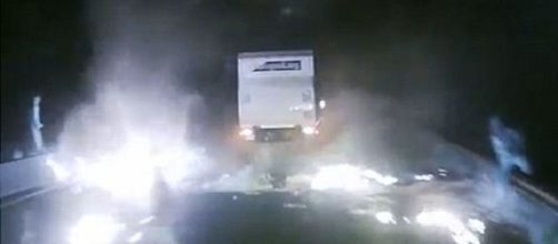 I camionisti inglesi avanzano tra le fiamme nel terrore di Calais