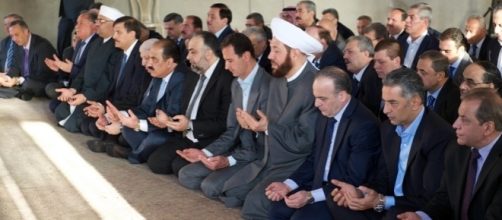 Il presidente siriano Bashar al-Assad prega a Daraya, è l'inizio simbolico della tregua